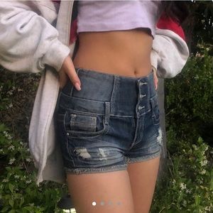 Distressed shorts💙